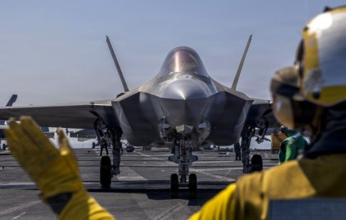 Μένουμε στο σπίτι <br/> και διαβάζουμε ένα καλό βιβλίο