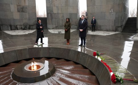 Χειμερινοί Ολυμπιακοί Αγώνες: Mε κράνος που θα έχει φωτογραφίες με τα θύματα του πολέμου θα αγωνιστεί ο Ουκρανός σημαιοφόρος παρά την απαγόρευση της ΔΟΕ