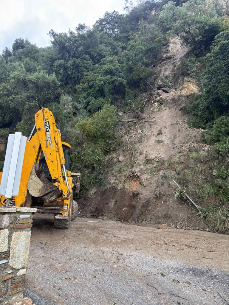 Στο έλεος της κακοκαιρίας η Ήπειρος με κλειστούς δρόμους και νέες κατολισθήσεις