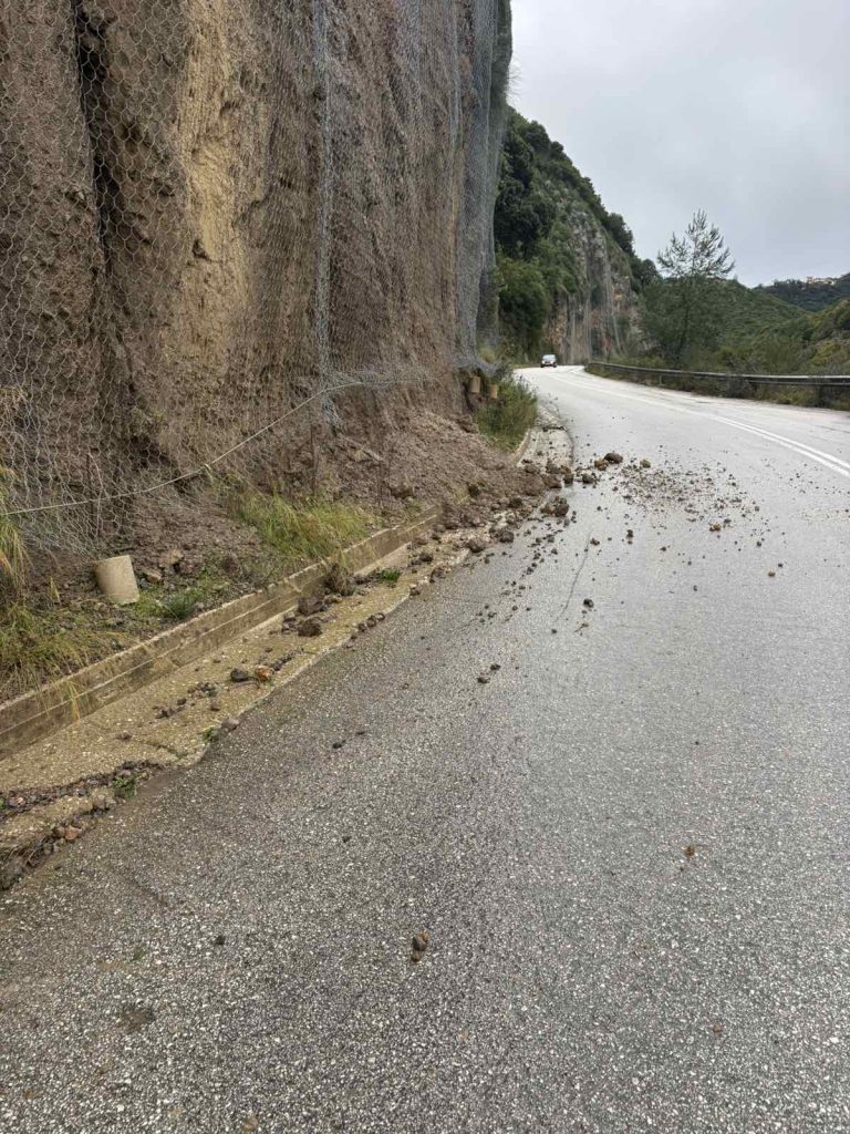 Στο έλεος της κακοκαιρίας η Ήπειρος με κλειστούς δρόμους και νέες κατολισθήσεις
