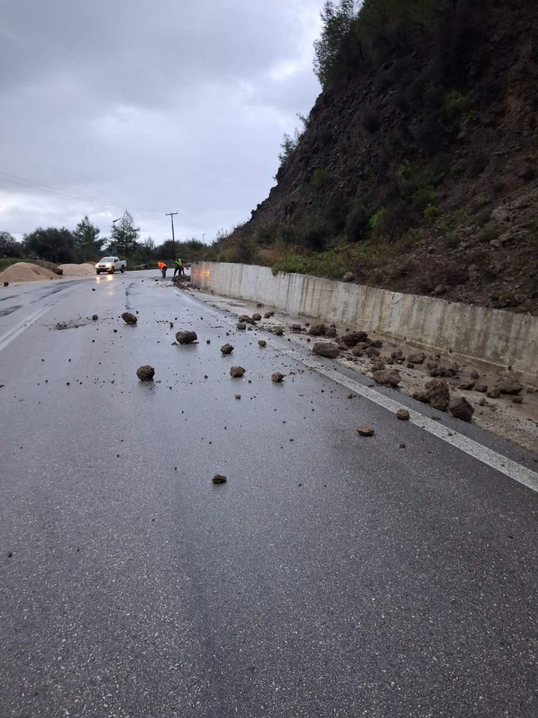 Στο έλεος της κακοκαιρίας η Ήπειρος με κλειστούς δρόμους και νέες κατολισθήσεις