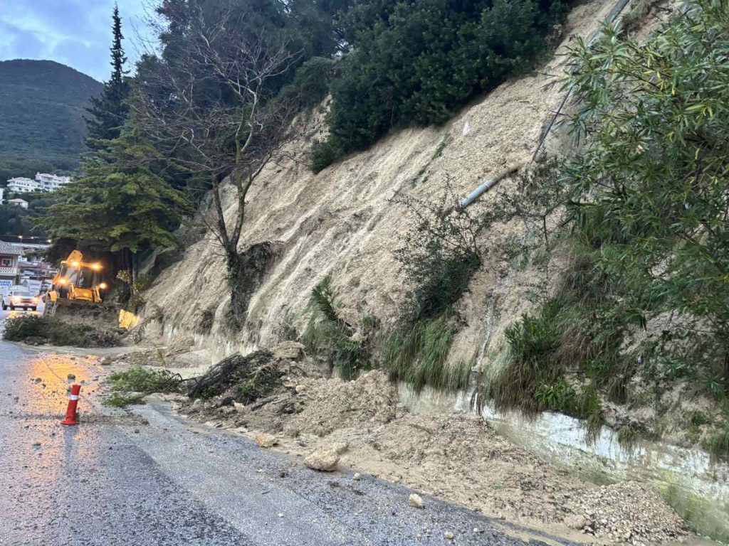 Στο έλεος της κακοκαιρίας η Ήπειρος με κλειστούς δρόμους και νέες κατολισθήσεις