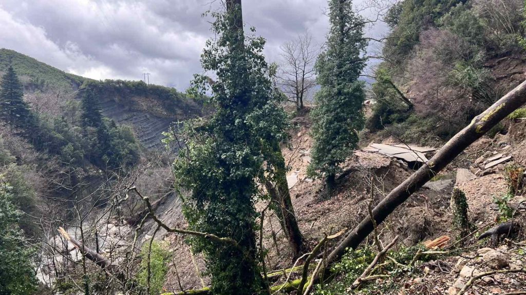 Καθίζηση «κατάπιε» τη 2η επαρχιακή οδό στα Τζουμέρκα