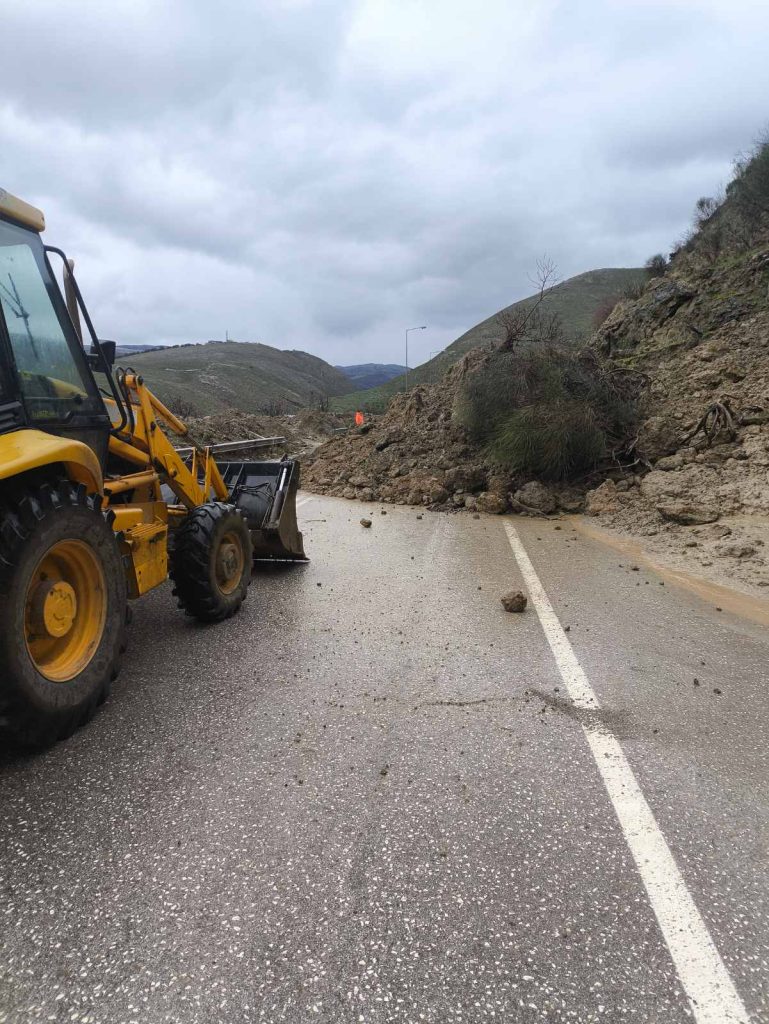 Θεσπρωτία: Καταπτώσεις προς Μαυρομάτι και προβλήματα ηλεκτροδότησης στον κάμπο Ραγίου – Κεστρίνης