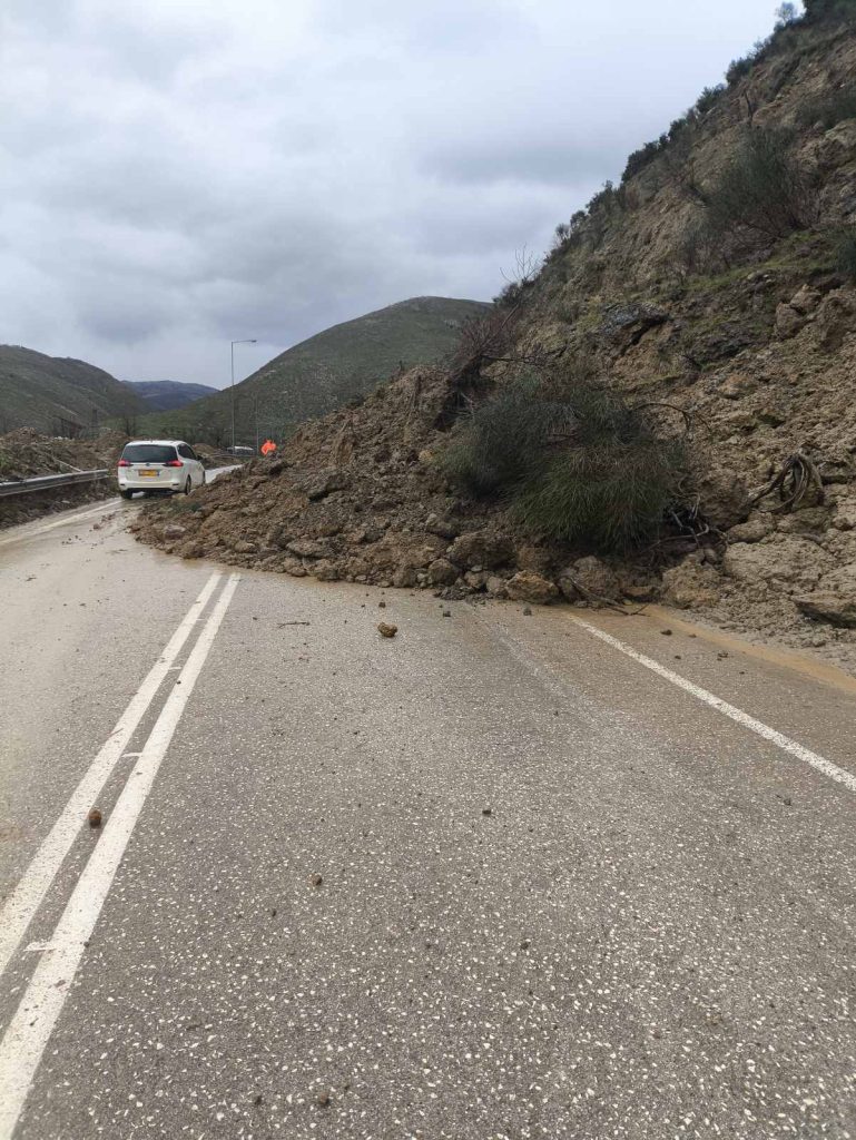 Θεσπρωτία: Καταπτώσεις προς Μαυρομάτι και προβλήματα ηλεκτροδότησης στον κάμπο Ραγίου – Κεστρίνης