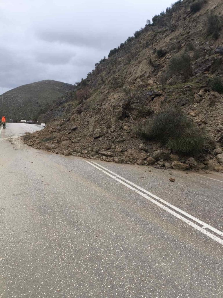 Θεσπρωτία: Καταπτώσεις προς Μαυρομάτι και προβλήματα ηλεκτροδότησης στον κάμπο Ραγίου – Κεστρίνης