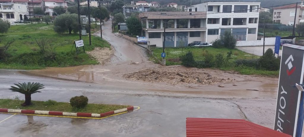 Χαλαζόπτωση και ισχυρή βροχόπτωση μετέτρεψαν σε ποτάμι τον κόμβο Νέας Σελεύκειας στην Ηγουμενίτσα