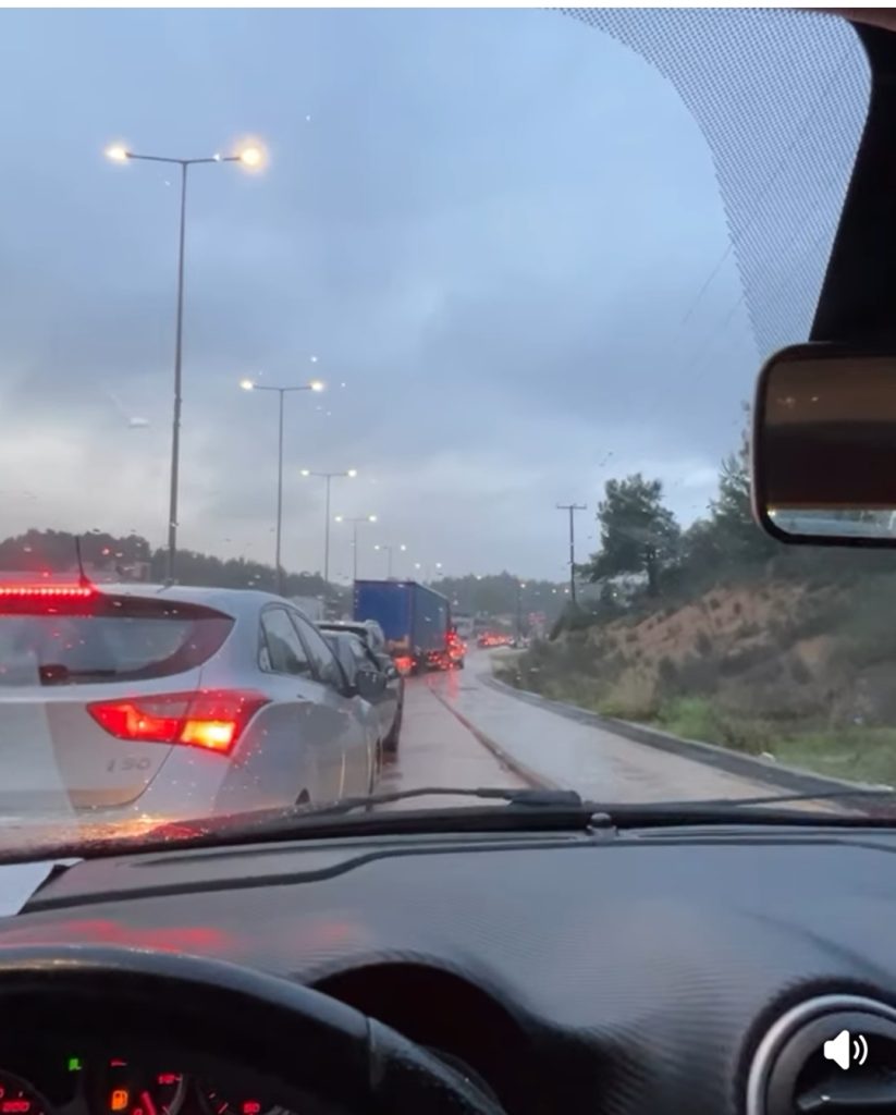Χαλαζόπτωση και ισχυρή βροχόπτωση μετέτρεψαν σε ποτάμι τον κόμβο Νέας Σελεύκειας στην Ηγουμενίτσα