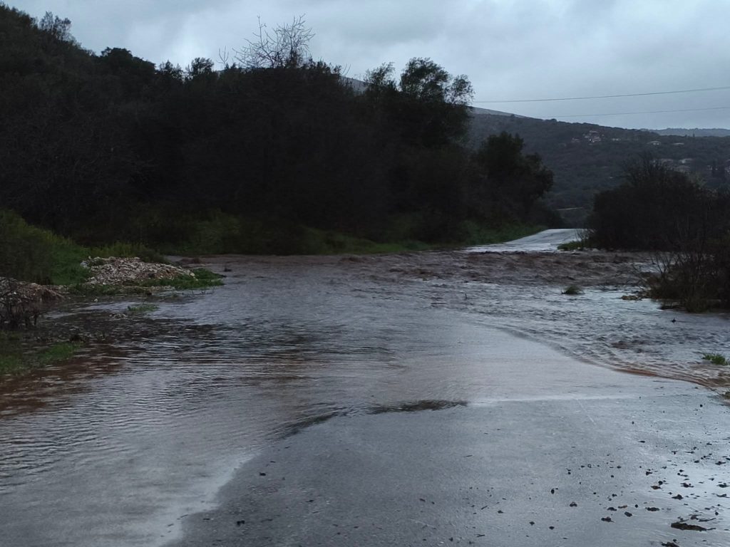 Χαλαζόπτωση και ισχυρή βροχόπτωση μετέτρεψαν σε ποτάμι τον κόμβο Νέας Σελεύκειας στην Ηγουμενίτσα