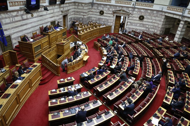Πολιτικοί διαξιφισμοί στη Βουλή για την τραγωδία στη Χίο και τη συνταγματική αναθεώρηση