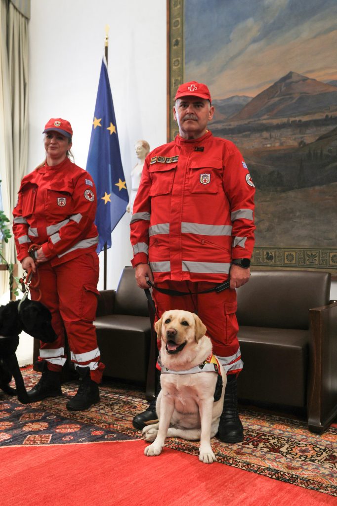 Βουλή: Δωρεά δύο σκύλων-διασωστών για την ενίσχυση της Κυνοφιλικής Ομάδας Έρευνας και Διάσωσης του Ελληνικού Ερυθρού Σταυρού