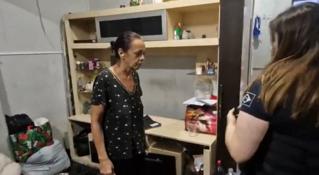 Αποτροπιασμός με πιλότο που βίαζε για χρόνια ανήλικα παιδιά – Έπαιρνε «άδεια» από τις γιαγιάδες και συνελήφθη μέσα στο αεροπλάνο