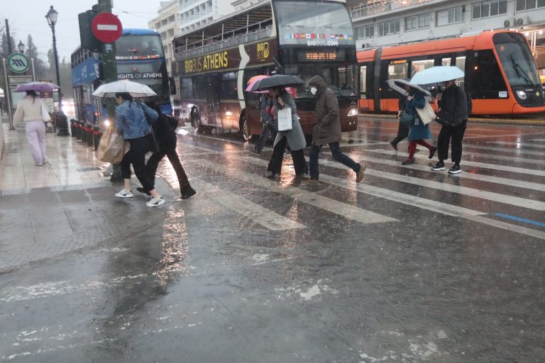 Πρόσκαιρη επιδείνωση του καιρού με βροχές, καταιγίδες και θυελλώδεις ανέμους