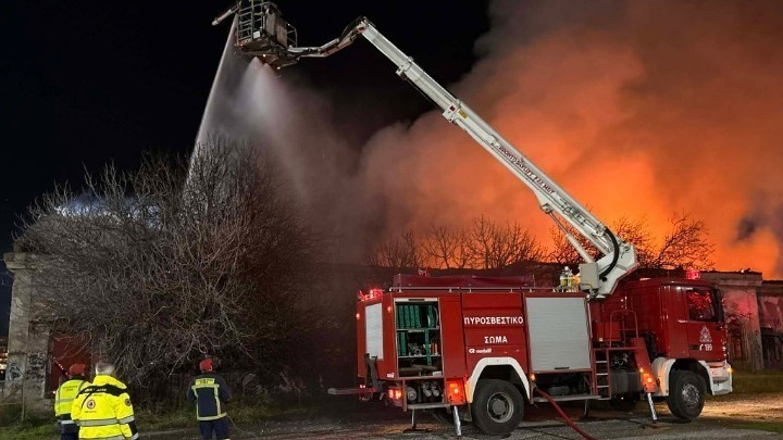Θεσσαλονίκη: Τέθηκε υπό έλεγχο η φωτιά στην Κεραμοποία Αλλατίνη