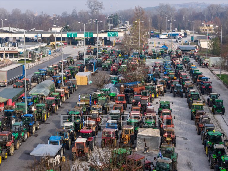Με τα τρακτέρ τους στην πόλη οι αγρότες από το μπλόκο του Προμαχώνα