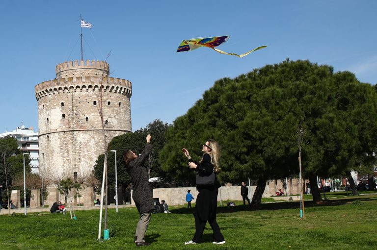 Κούλουμα στη Θεσσαλονίκη με το πέταγμα χαρταετού – Εντυπωσιακές εικόνες από τον «πολύχρωμο» ουρανό της πόλης
