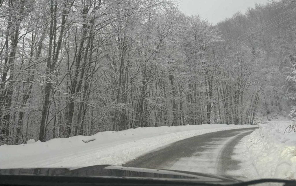 Σέρρες: Έντονη χιονόπτωση στον Λαϊλιά – Έμειναν στον δρόμο 15 άτομα με τα αυτοκίνητά τους και κάλεσαν το 112
