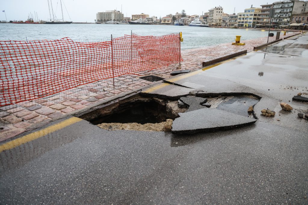 Προβλήματα από την κακοκαιρία σε μεγάλο μέρος της χώρας – Κατολισθήσεις και καταστροφές σε δρόμους σε Πρέβεζα, Τζουμέρκα, Κέρκυρα, Τρίπολη, Χίο