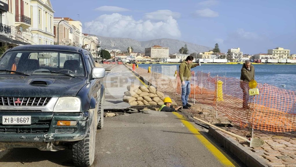 Σε εξέλιξη οι εργασίες των ζημιών από την καθίζηση λόγω κακοκαιρίας στο λιμάνι της Χίου