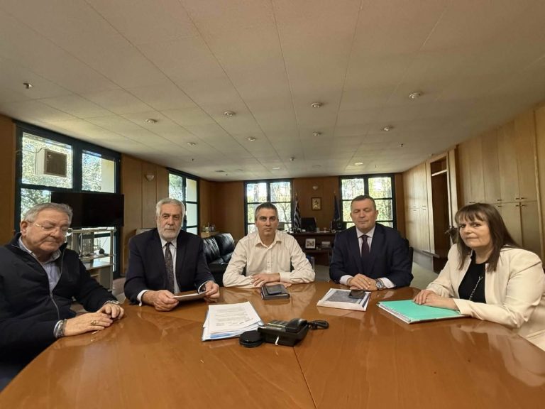 Σύσκεψη για την αποκατάσταση της παραλιακής οδού στην Αμαλιάπολη μετά τις ζημιές από την κακοκαιρία «Daniel»