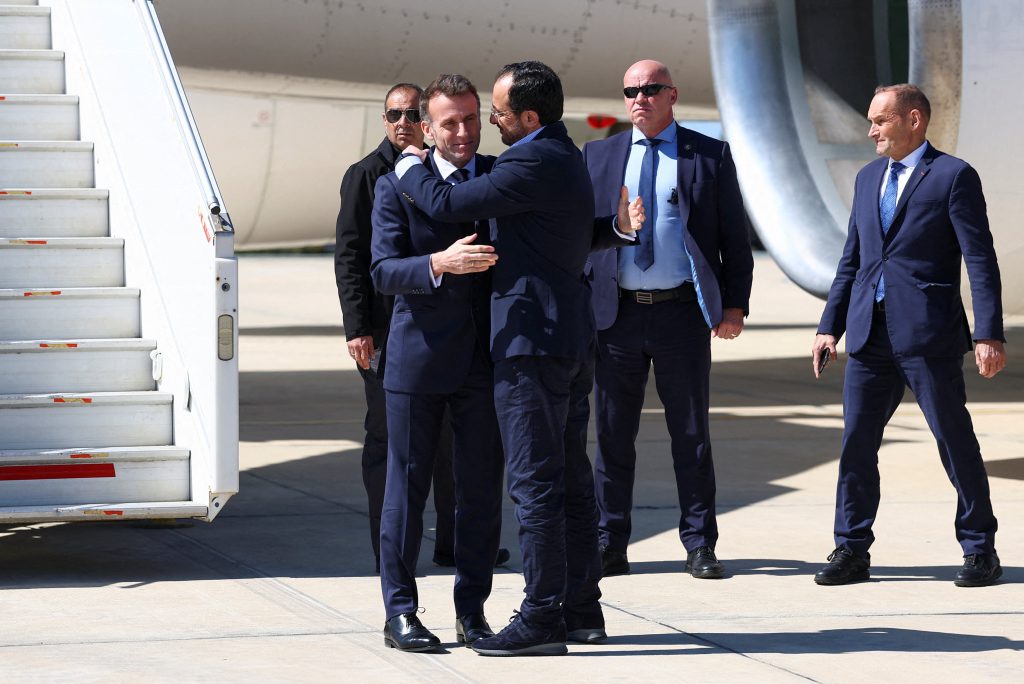 Σε εξέλιξη η τριμερής συνάντηση Μητσοτάκη, Μακρόν και Χριστοδουλίδη στην Κύπρο