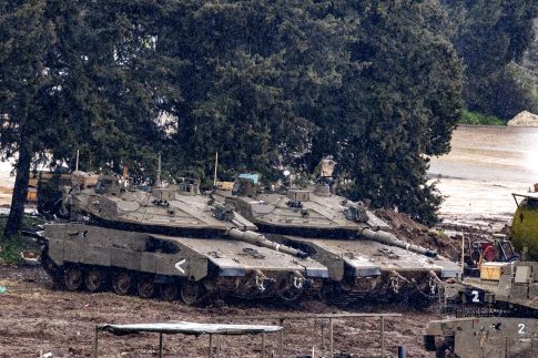 Ομοβροντία ιρανικών πυραύλων στο Ισραήλ: Σε εξέλιξη το ένατο κύμα επιθέσεων, 6 τραυματίες – «Καλά στην υγεία του ο Μοτζταμπά Χαμενεΐ» λέει η Τεχεράνη