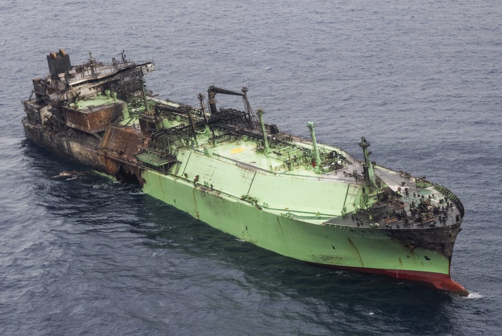 Το κατεστραμμένο ρωσικό δεξαμενόπλοιο με LNG πλέει ακυβέρνητο στη Μεσόγειο