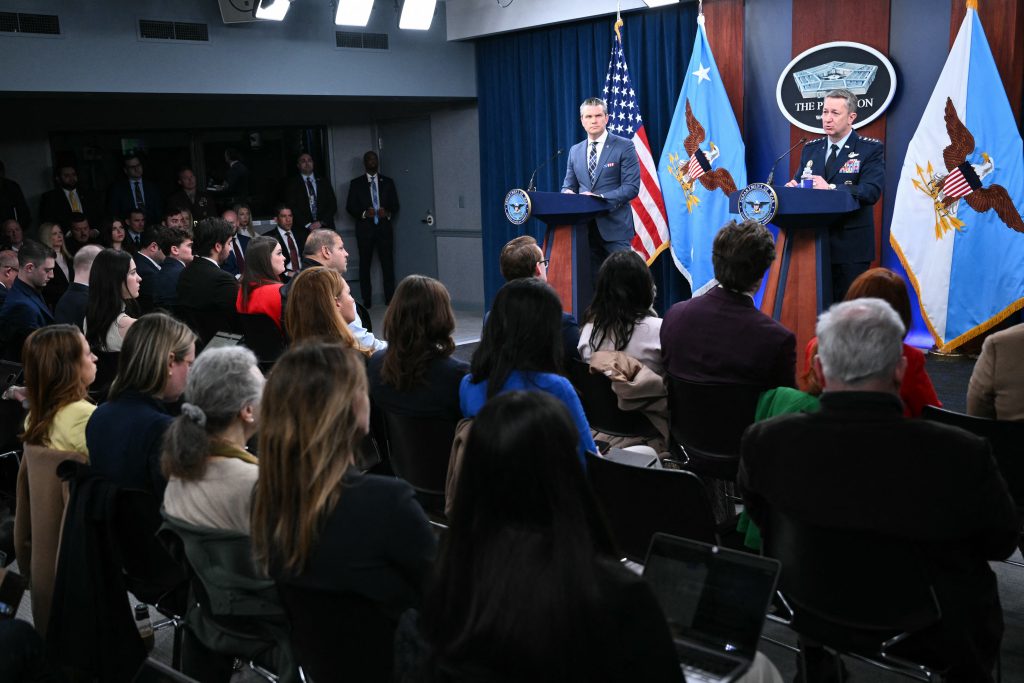 Χέγκσεθ: Ο κόσμος και οι αχάριστοι Ευρωπαίοι πρέπει να ευχαριστούν τον Τραμπ – Σήμερα η μεγαλύτερη επίθεση στο Ιράν