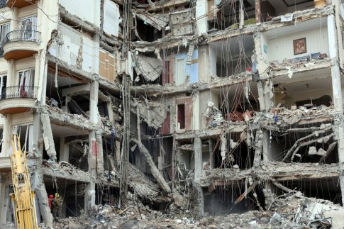 Πενήντα οικονομικά ευάλωτες γυναίκες χειρουργήθηκαν δωρεάν για καρκίνο μαστού και γυναικολογικές κακοήθειες χάρη στο <strong>«Build a Bridge»</strong>