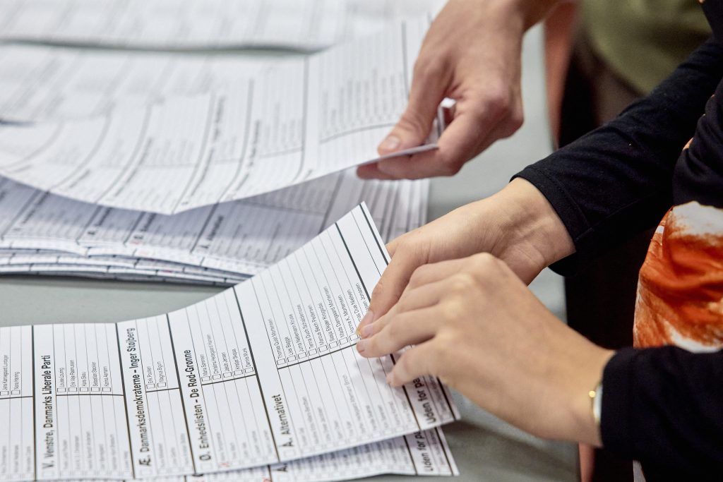 Δανία: Σε ένα κατακερματισμένο πολιτικό πεδίο, η χώρα αναζητεί τη νέα της κυβέρνηση μετά τις βουλευτικές εκλογές