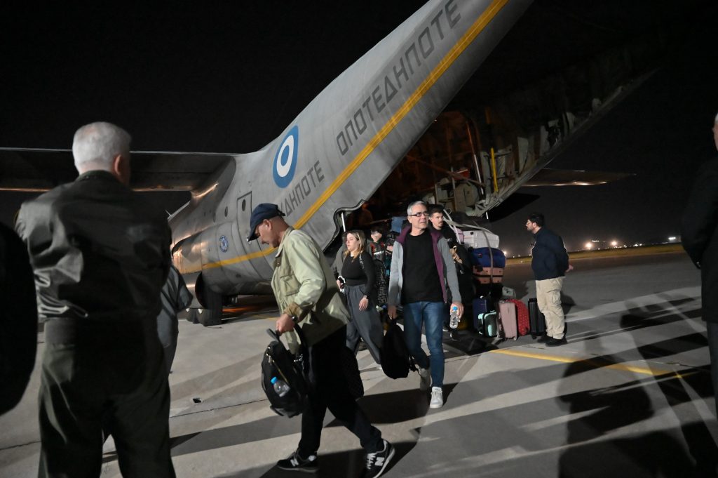 Φωτογραφίες του επαναπατρισμού των Ελλήνων με αεροσκάφος C-130 της Πολεμικής Αεροπορίας από Κατάρ, Κουβέιτ και Μπαχρέιν