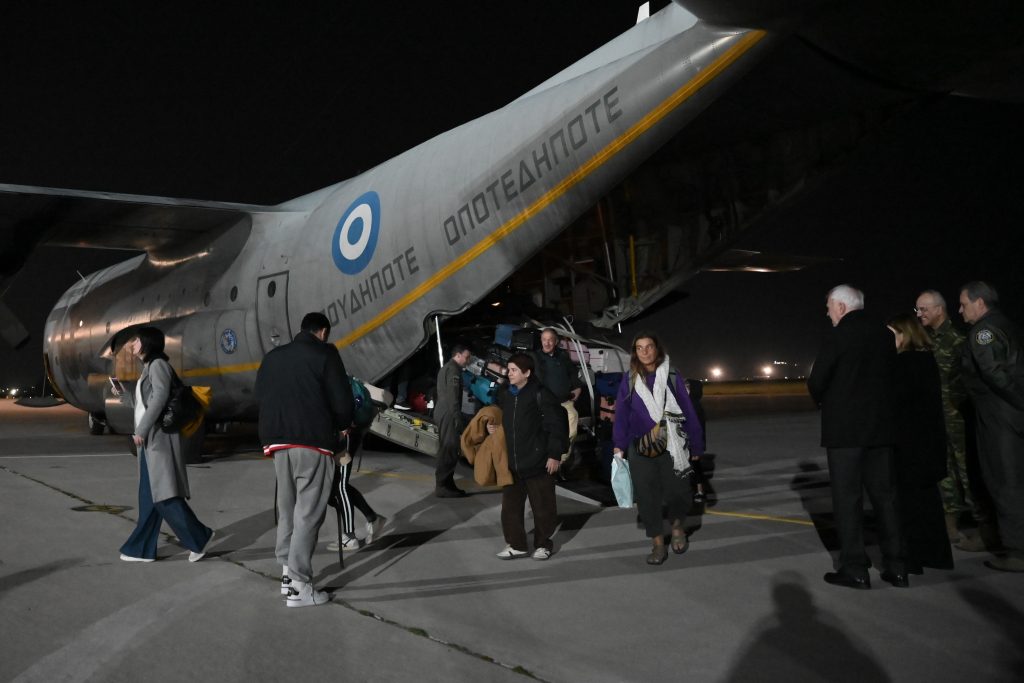 Φωτογραφίες του επαναπατρισμού των Ελλήνων με αεροσκάφος C-130 της Πολεμικής Αεροπορίας από Κατάρ, Κουβέιτ και Μπαχρέιν