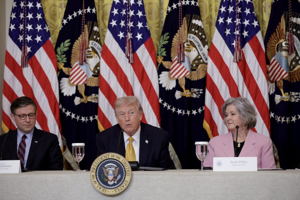 Τραμπ: Το ιρανικό καθεστώς έχει καταστραφεί – Δεν ξέρουμε αν ο Μοτζτάμπα είναι νεκρός ή όχι