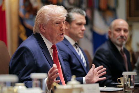 Live: «Με εκλιπαρούν να κάνουμε συμφωνία» λέει ο Τραμπ – Τι απάντησε το Ιράν στο σχέδιο 15 σημείων των ΗΠΑ