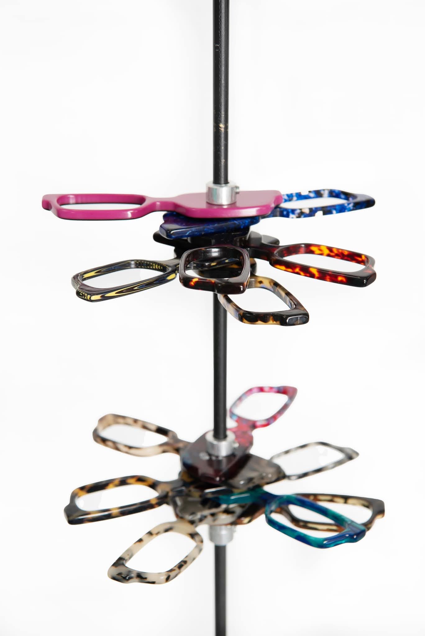 1000004487 «Δεύτερη Ζωή»: Ατομική Έκθεση του Θανάση Μπίρλη με αξιοποίηση παλιών αντικειμένων