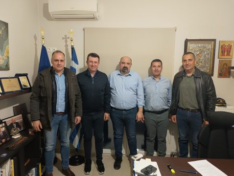 Βόλος: Αντιπολεμική παρέμβαση φοιτητικών συλλόγων στον κυματοθραύστη