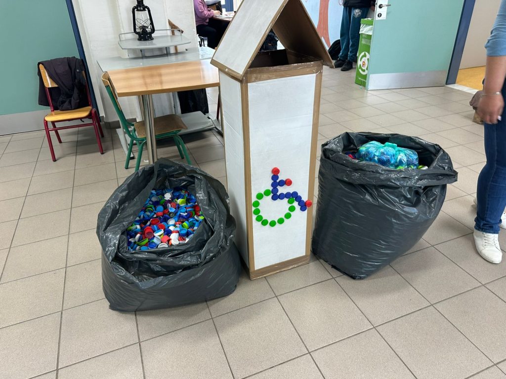 Πλαστικά καπάκια για προμήθεια αναπηρικού αμαξιδίου παρέδωσε στο Ειδικό Σχολείο Μελέτης ο Δήμος Ιάσμου