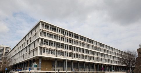 Είκοσι πορτρέτα προσωπικοτήτων ζωγραφισμένα στο 12<sup>ο</sup> γυμνάσιο Λαρίσης