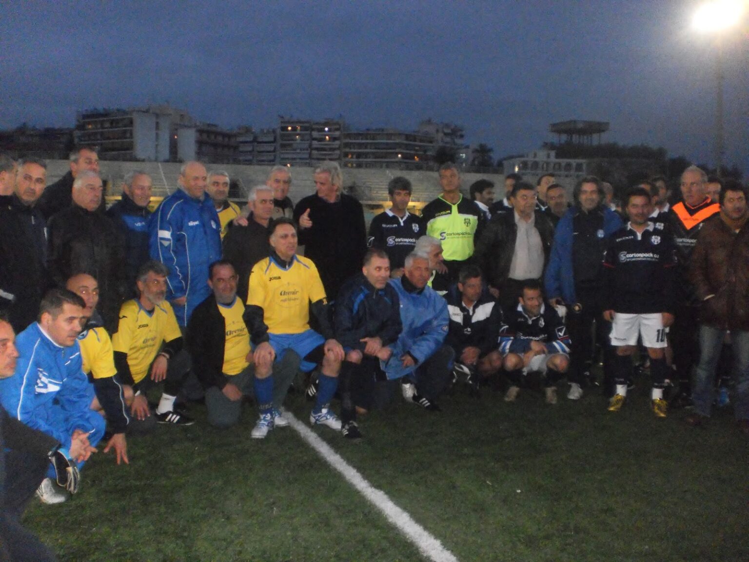 Οι παλαίμαχοι ποδοσφαιριστές τιμούν για άλλη μία φορά το Μπλόκο της Καλογρέζας με αγώνα στο γήπεδο