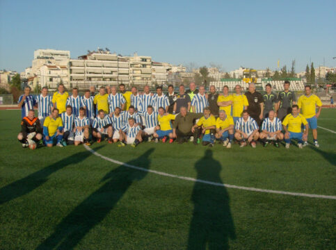 Οι παλαίμαχοι ποδοσφαιριστές τιμούν για άλλη μία φορά το Μπλόκο της Καλογρέζας με αγώνα στο γήπεδο