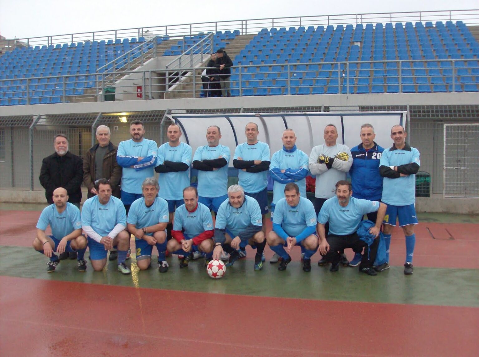 Οι παλαίμαχοι ποδοσφαιριστές τιμούν για άλλη μία φορά το Μπλόκο της Καλογρέζας με αγώνα στο γήπεδο