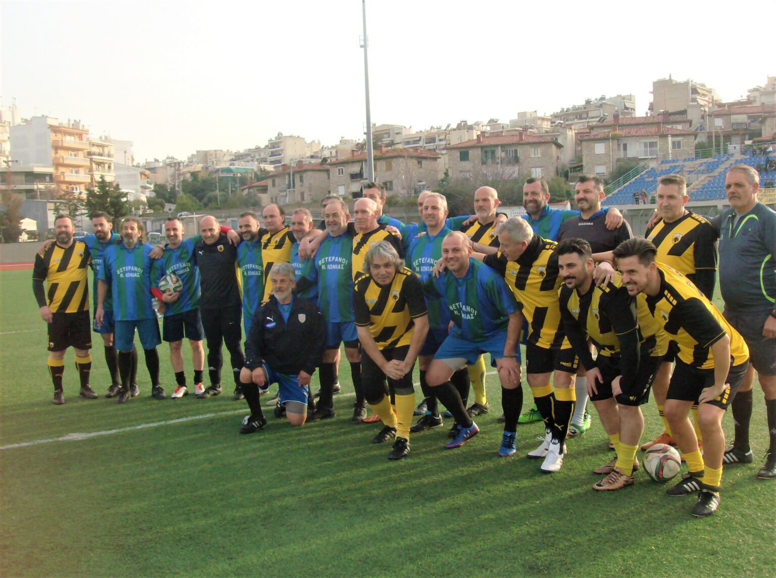 Οι παλαίμαχοι ποδοσφαιριστές τιμούν για άλλη μία φορά το Μπλόκο της Καλογρέζας με αγώνα στο γήπεδο