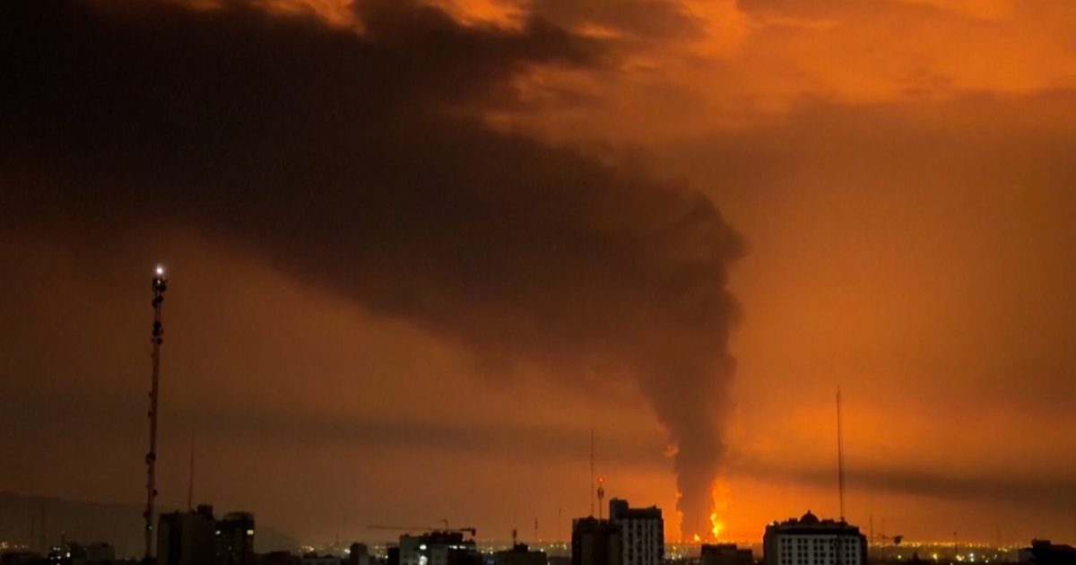 «Μαύρη βροχή» πάνω από την Τεχεράνη: Σοβαροί κίνδυνοι από τον τοξικό καπνό μετά τα πλήγματα σε πετρελαϊκές εγκαταστάσεις