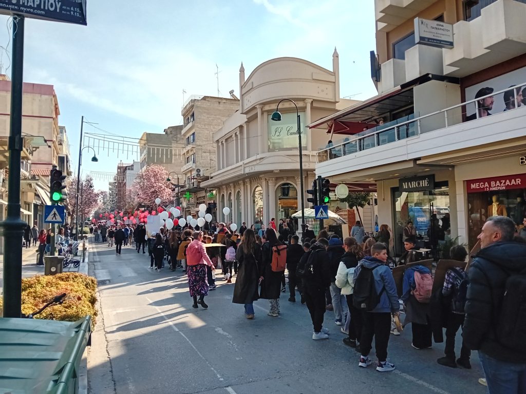«Λέμε στη βία μακριά» φώναξαν μαθητές της Λάρισας