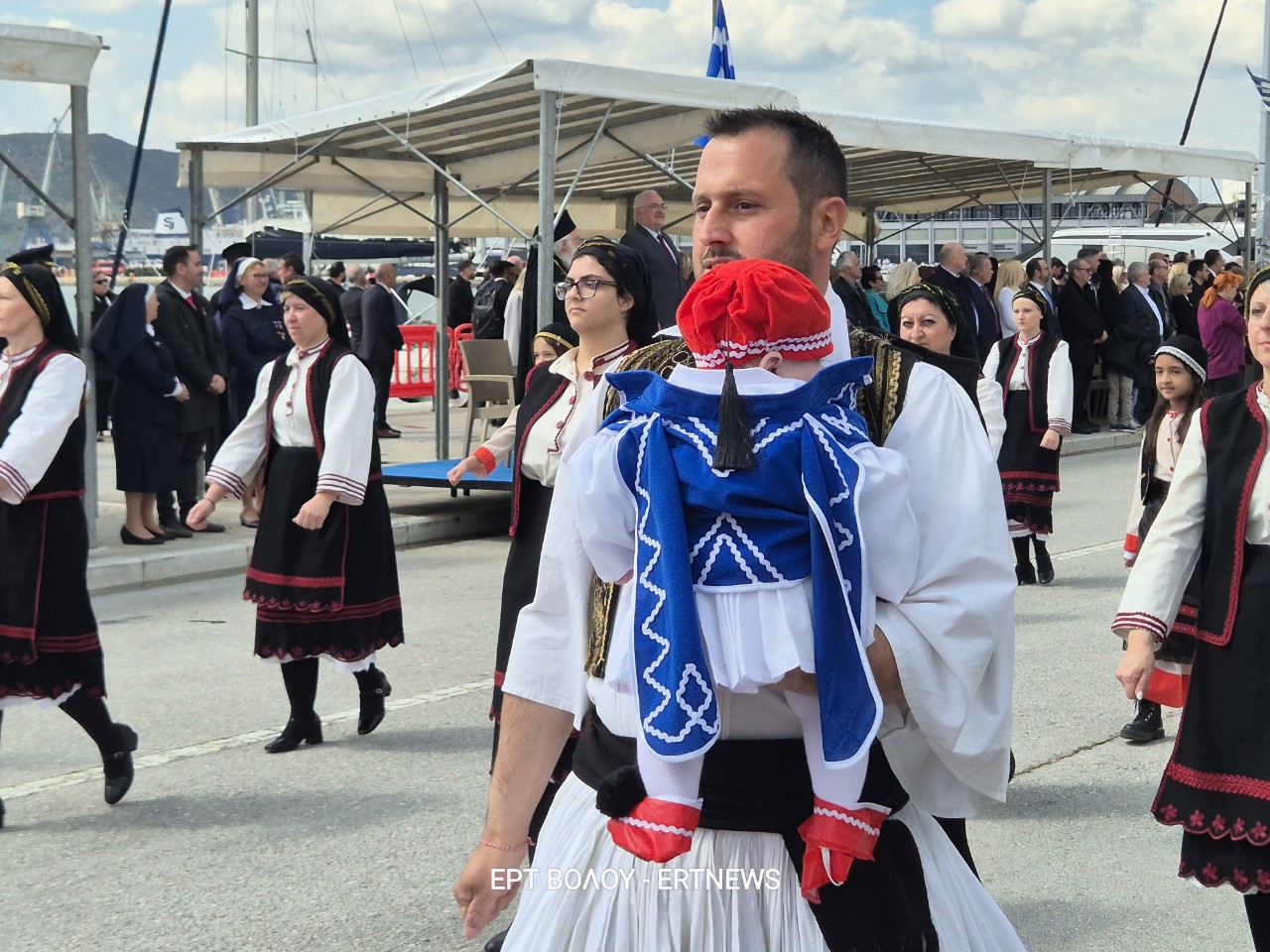 Με λαμπρότητα και μαζική συμμετοχή ο εορτασμός της 25ης Μαρτίου στον Βόλο