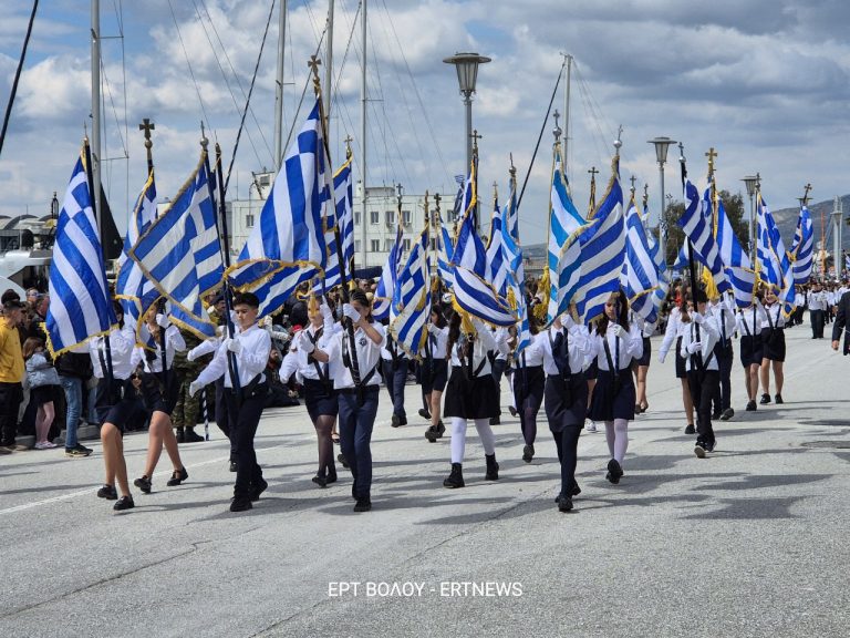 Με λαμπρότητα και μαζική συμμετοχή ο εορτασμός της 25ης Μαρτίου στον Βόλο