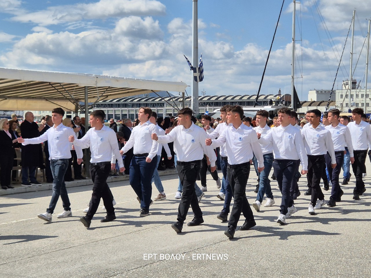 Με λαμπρότητα και μαζική συμμετοχή ο εορτασμός της 25ης Μαρτίου στον Βόλο