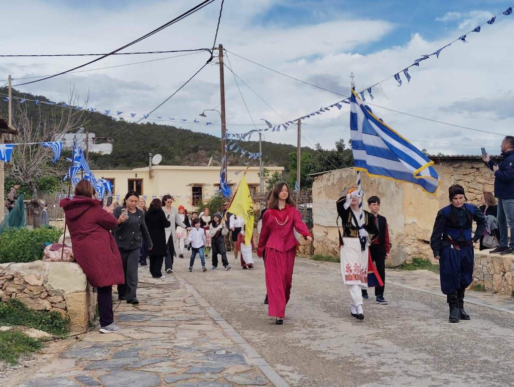 Μαθητές από τη Βούλα παρέλασαν στη Γαύδο