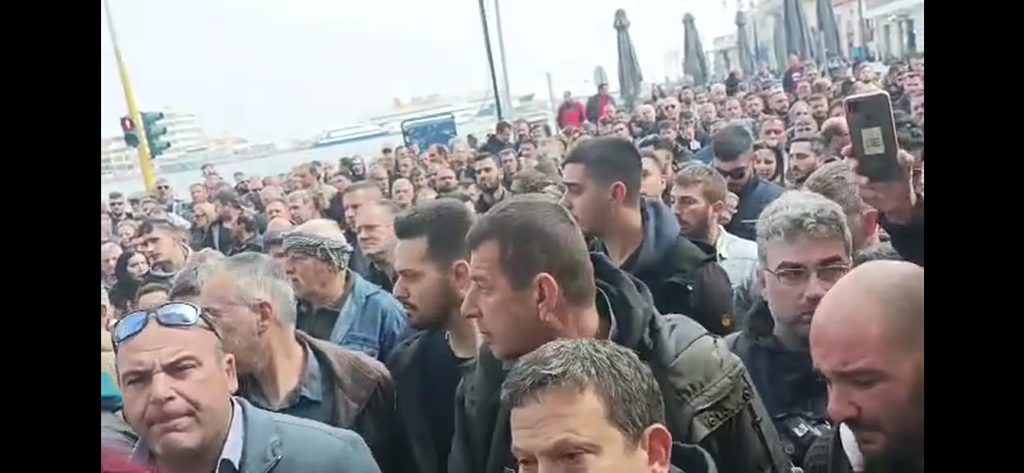 Διαμαρτυρία των κτηνοτρόφων της Λέσβου έξω από την περιφέρεια