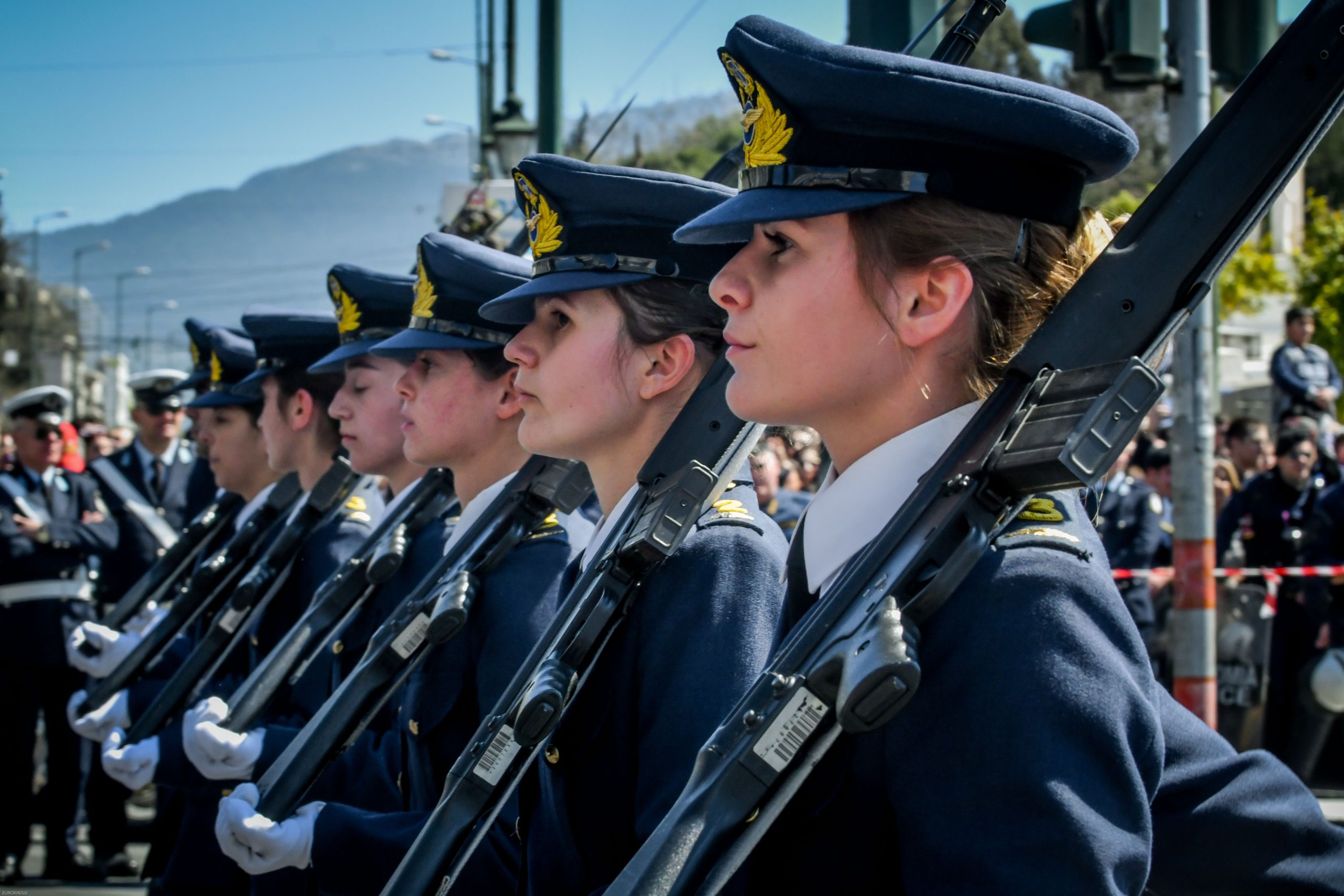 KKE: Είμαστε ριζικά αντίθετοι με τη στράτευση των γυναικών, με όλους τους τρόπους που επιχειρεί η κυβέρνηση